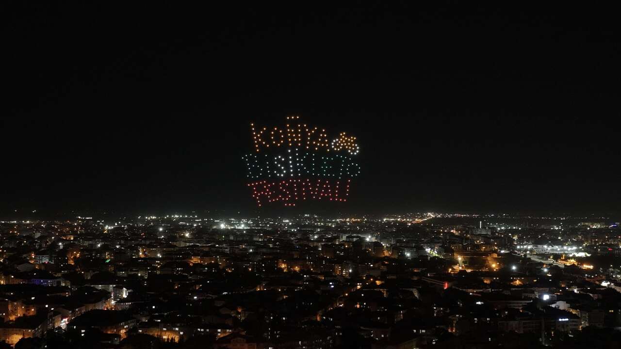Konya Bisiklet Festivali başladı! Gökyüzünü drone’lar, tarihi yapıyı ışık gösterisi aydınlattı 10